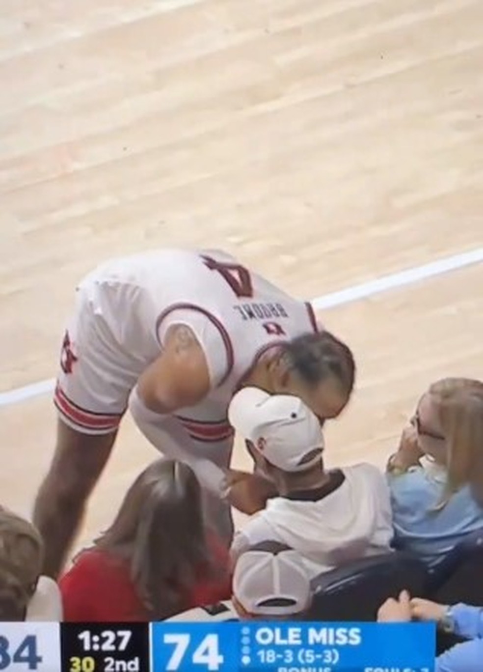 Jogador de basquete vive tensão com torcedor, descobre que é Morgan Freeman e volta para se desculpar — Foto: Reprodução/X