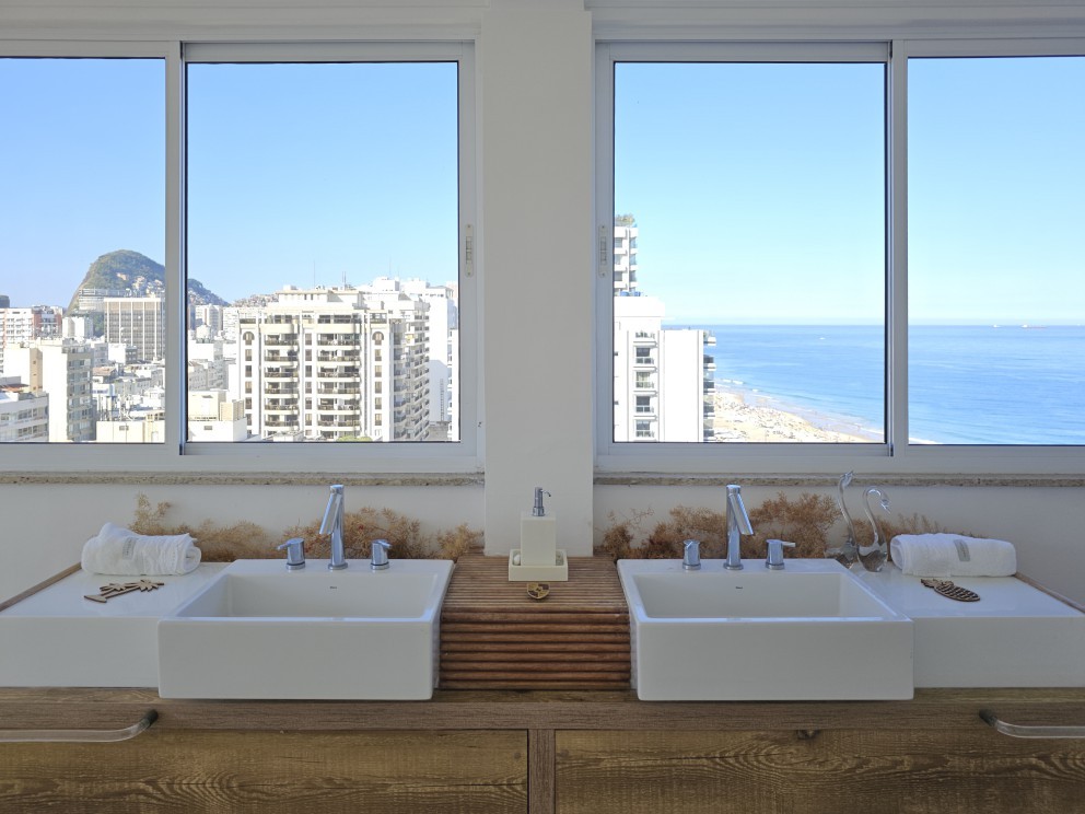 O banheiro, com 60 metros quadrados, tem duas pias com vista para a Praia de Ipanema, sauna, box com duas duchas e vista para o Cristo Redentor  — Foto: Leo Martins/Agência O Globo