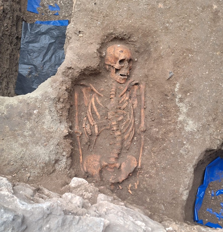 Esqueletos foram encontrados durante obra para instala&ccedil;&atilde;o de um elevador