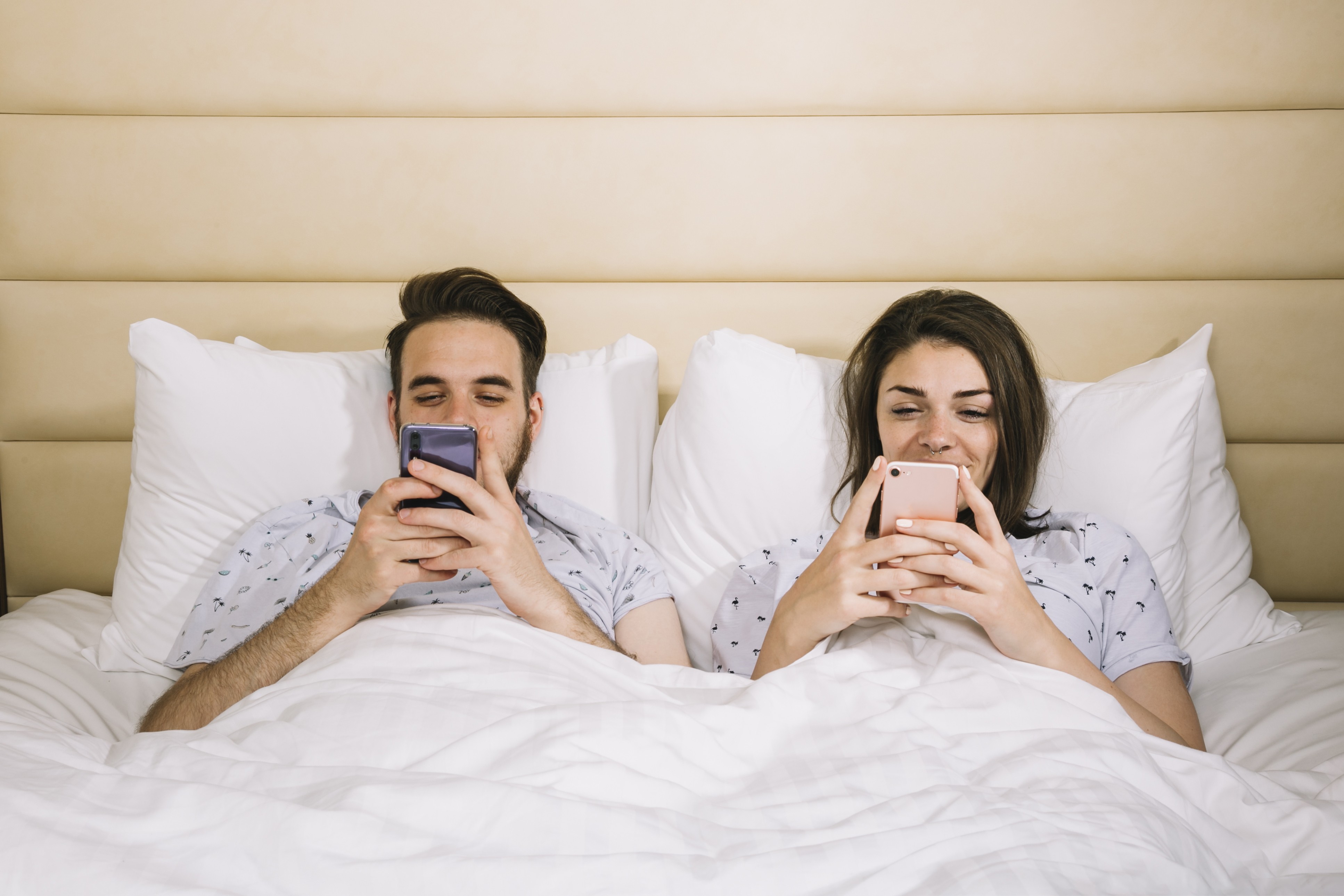 O celular entrou na cama, e agora ninguém transa - QTU Questões do Universo