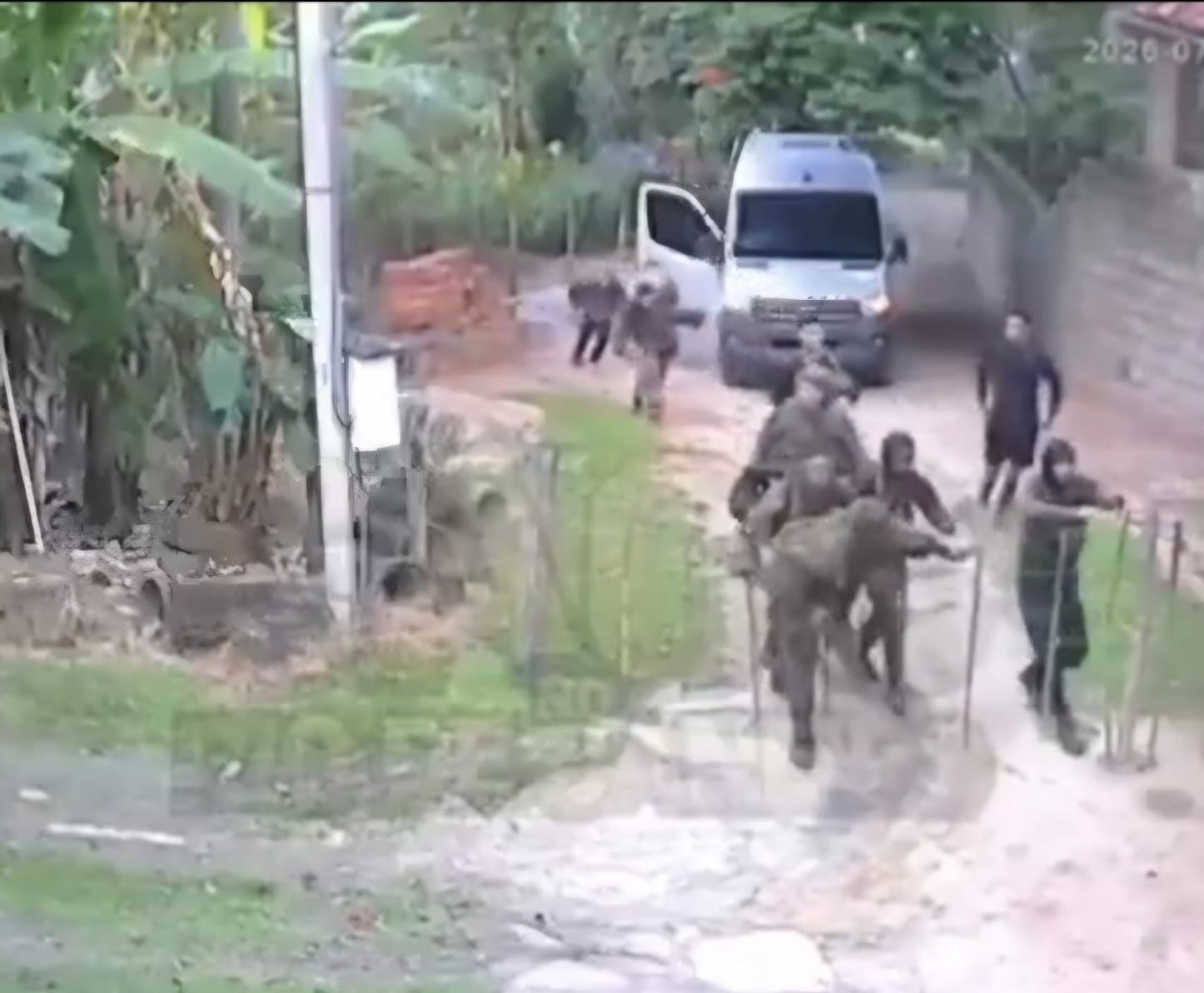 Bandidos do CV são flagrados por câmeras durante tentativa de invasão na Zona Oeste