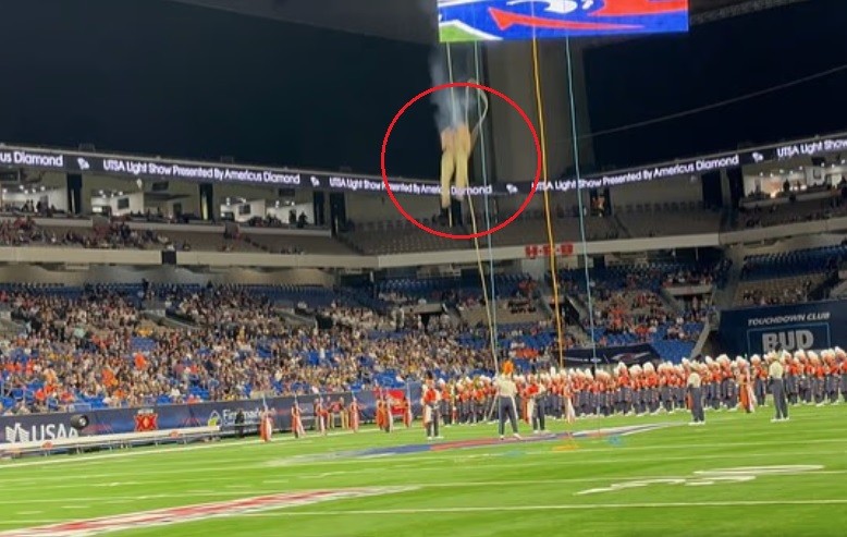 Militar despenca de 45 metros durante apresentação com corda que deu errado em estádio no Texas; IMAGENS FORTES