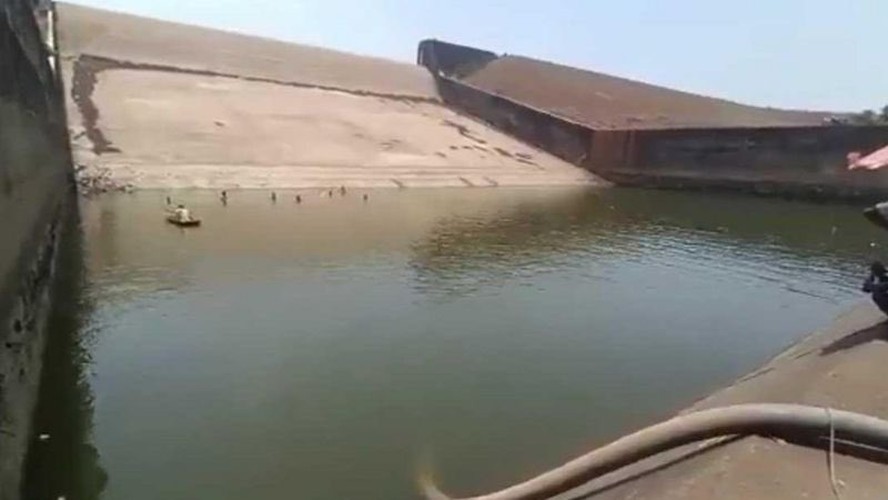 O inspetor de alimentos Rajesh Vishwas deixou o aparelho cair enquanto tentava tirar uma selfie na barragem de Kherkatta, que fica no estado de Chatisgar, na região central do país.