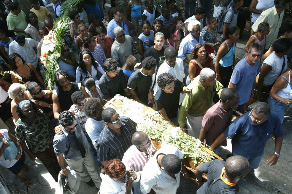 Enterro de Fernando Almeida no Cemitério de Irajá, em 2004 — Foto: Guilherme Pinto