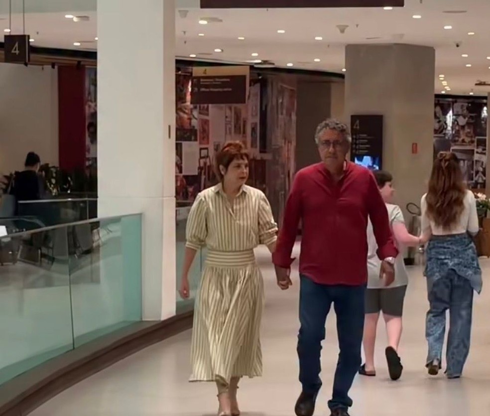 Drica Moraes circula de mãos dadas com marido após reatar casamento — Foto: Desocupado dos Famosos