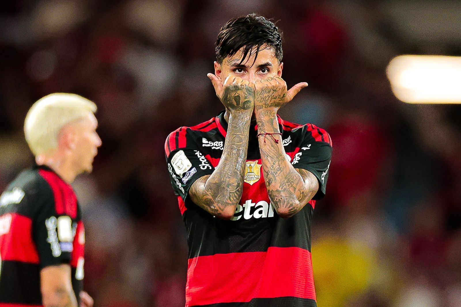 Pulgar, do Flamengo, e presidente do Fluminense são absolvidos pelo STJD após episódios em clássico