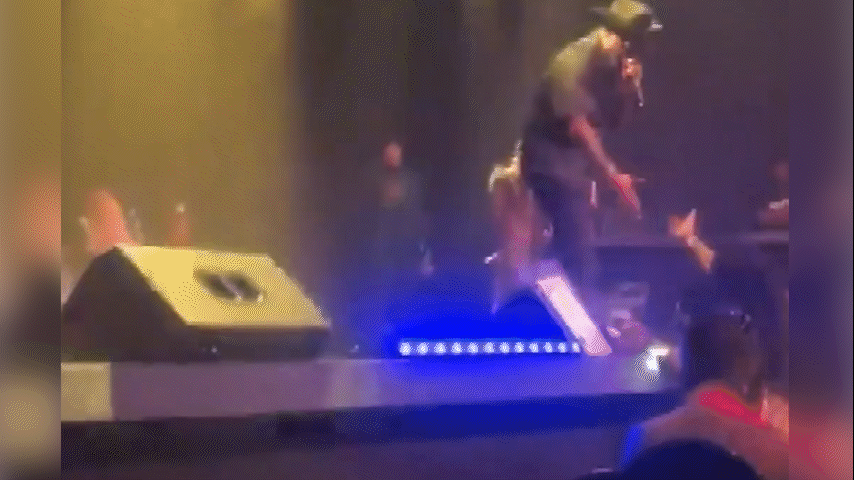 Cantor dá tapa no rosto de mulher na plateia durante show nos EUA