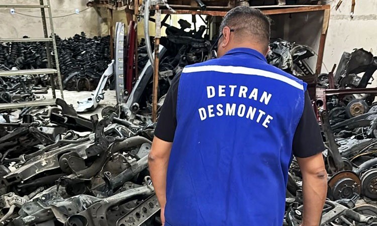 Detran fecha galpão clandestino na Baixada que vendia peças de carros importados