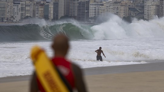Corpo é encontrado durante buscas por adolescente desaparecido no mar de Copacabana Corpo é encontrado durante buscas por adolescente desaparecido no mar de Copacabana