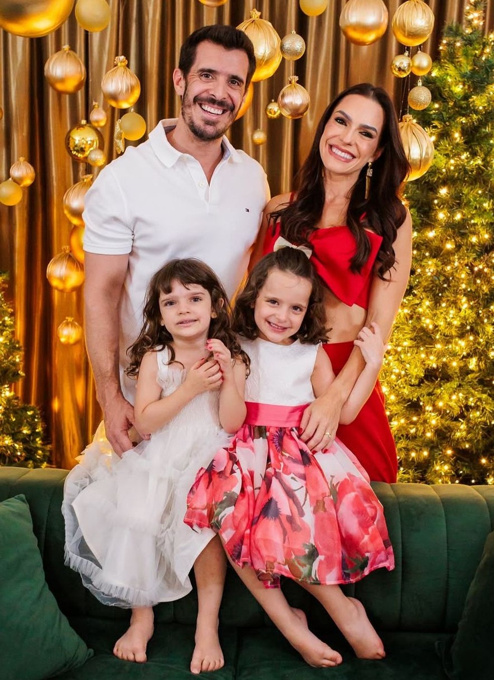 Aline Rosado com o marido e as filhas — Foto: Reprodução/Instagram