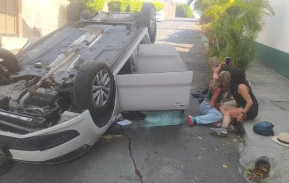 Após capotamento de carro, vítimas feridas fazem selfie feridas no local do acidente — Foto: Reprodução/X