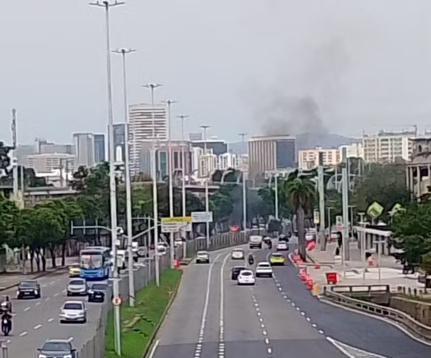 Carro pega fogo próximo ao Maracanã e interdita duas faixas da Avenida Rei Pelé