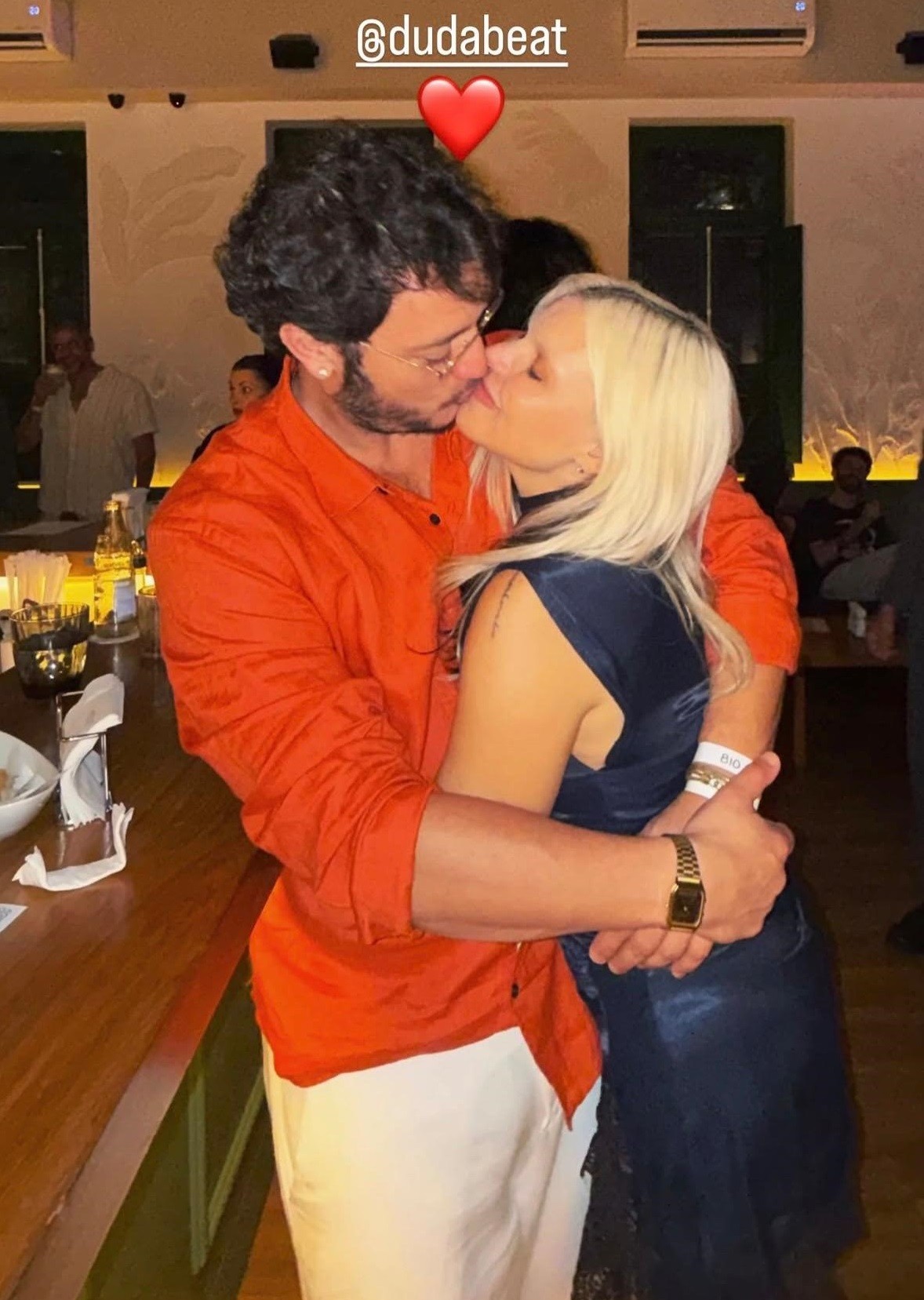 Duda Beat ganha beijão do namorado, ator de 'Quem Ama Cuida', em aniversário