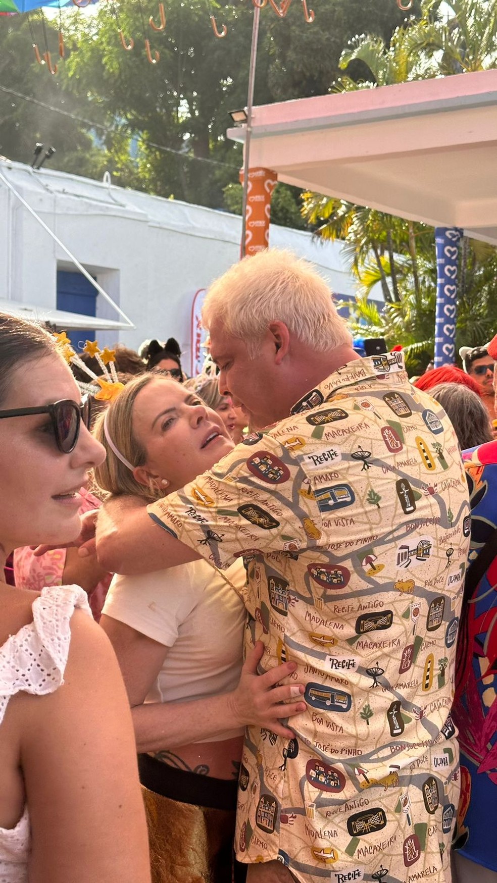 Gleisi Hoffmann e Lindbergh Farias no carnaval de Olinda — Foto: Tiago Barbosa