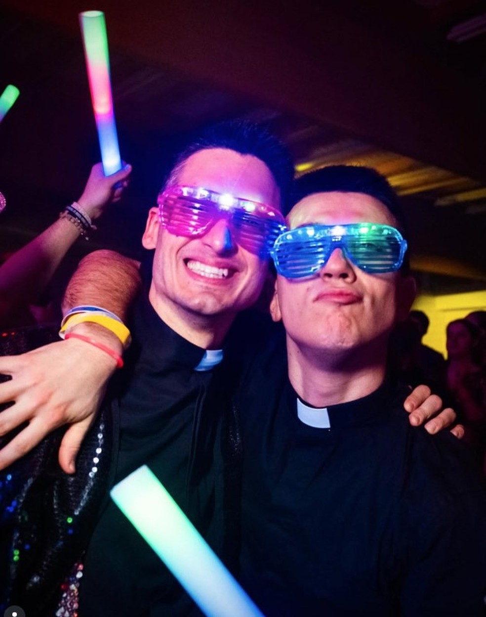 Alberto Ravagnani (à esquerda) curtindo a noite com outro padre — Foto: Reprodução/Instagram