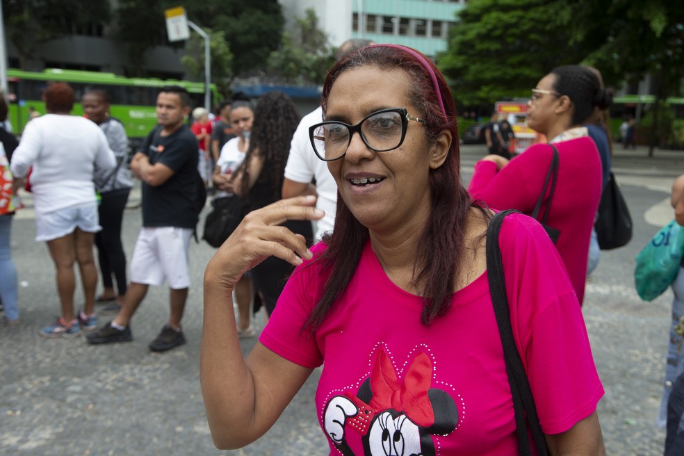 Sandra Paixão trabalhava como auxiliar de serviços gerais, mas foi demitida na pandemia. Ela quer aproveitar o Desenrola para pagar uma dívida de cartão de crédito — Foto: Domingos Peixoto / Agência O Globo