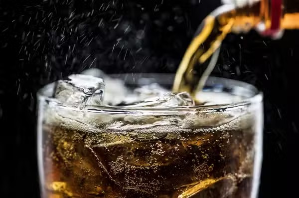 Consumo de cafeína na infância pode afetar o desenvolvimento cerebral, além do sono, aponta estudo