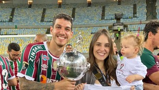 Nino comemora o título ao lado da esposa Larissa e da filha Sofia — Foto: Reprodução