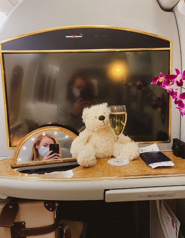 Australiana faz de hotéis de luxo ao redor do mundo o seu lar há 10 anos: em voo para a Austrália — Foto: Reprodução