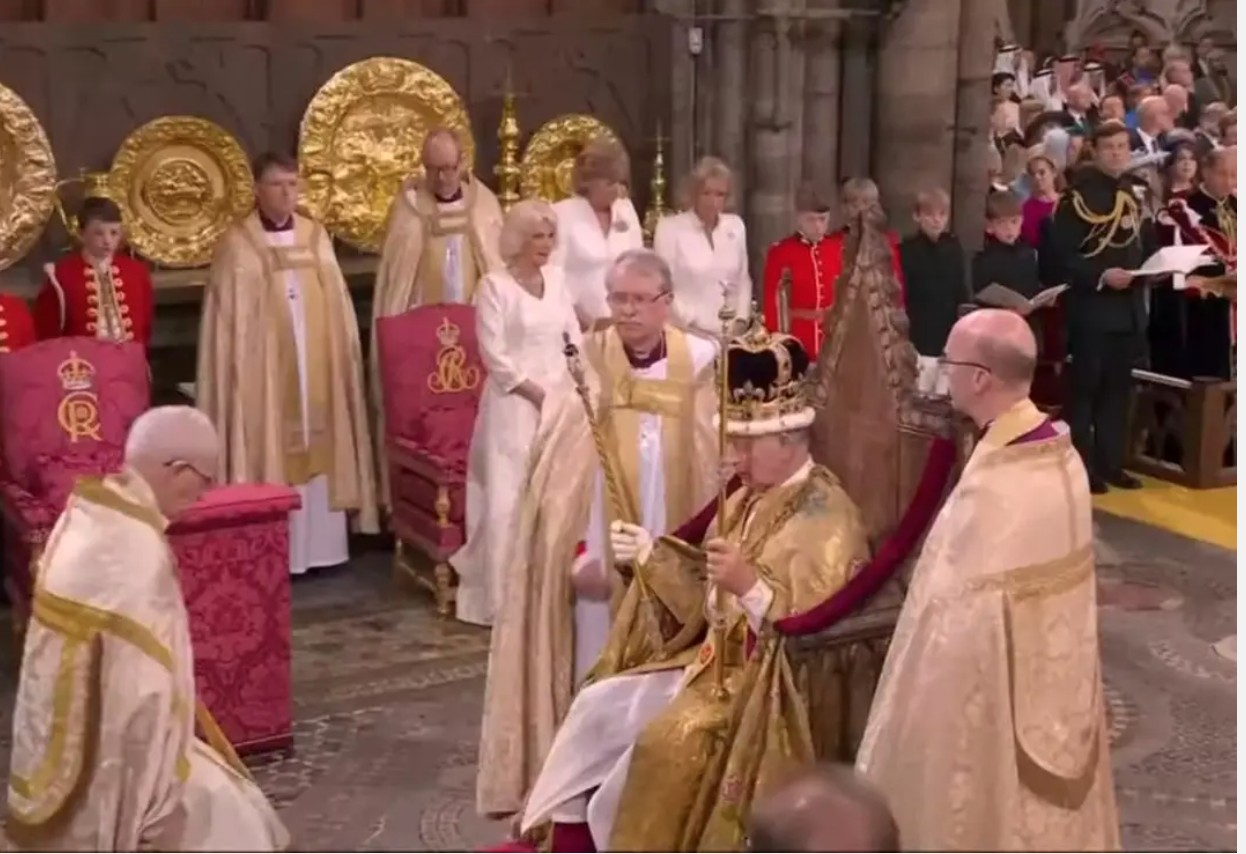 Rei Charles III é coroado na Abadia de Westminster — Foto: Reprodução