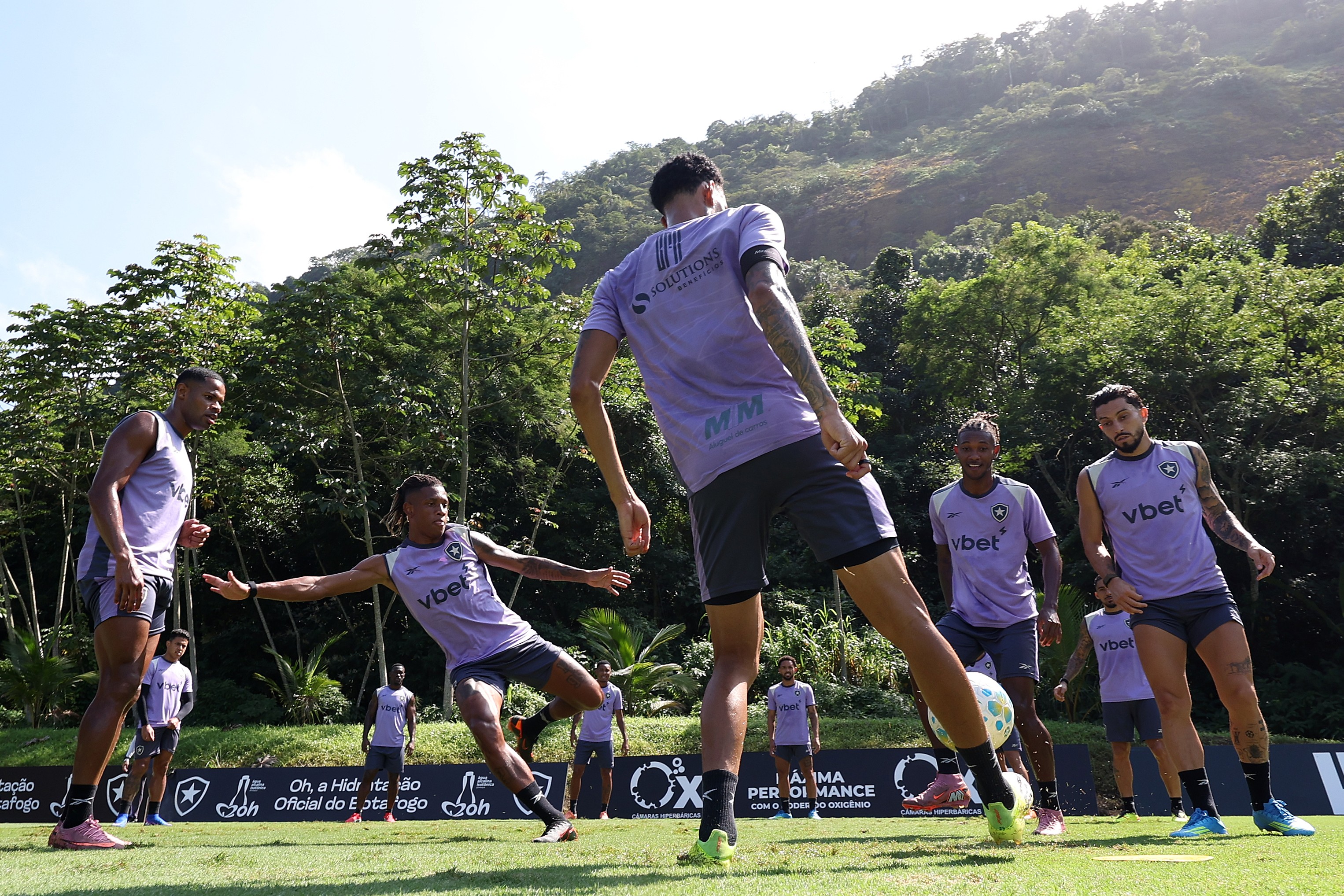 Em crise nos bastidores, Botafogo tenta seguir em alta dentro de campo