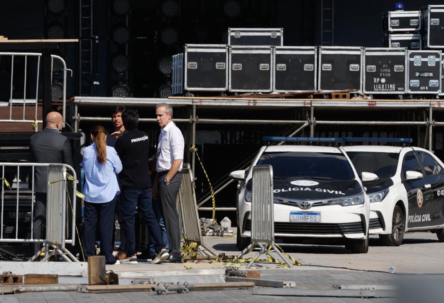 Após morte de operário, policiais realizam perícia no palco que receberá show de Shakira