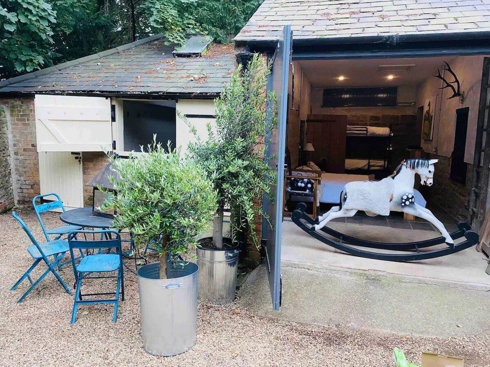 Os hóspedes também podem aproveitar a área externa do celeiro — Foto: Reprodução / Brittany Sparham / SWNS
