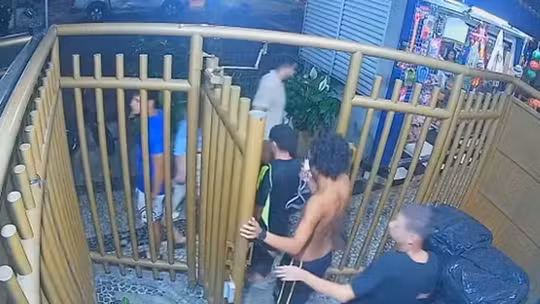 Polícia detalha em relatório como vítima de estupro coletivo em Copacabana foi atraída e violentada por uma hora Polícia detalha em relatório como vítima de estupro coletivo em Copacabana foi atraída e violentada por uma hora