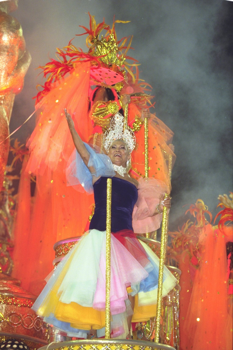 Hebe Camargo no desfile da Tradição em 2001, em homenagem a Silvio Santos — Foto: Guilherme Pinto