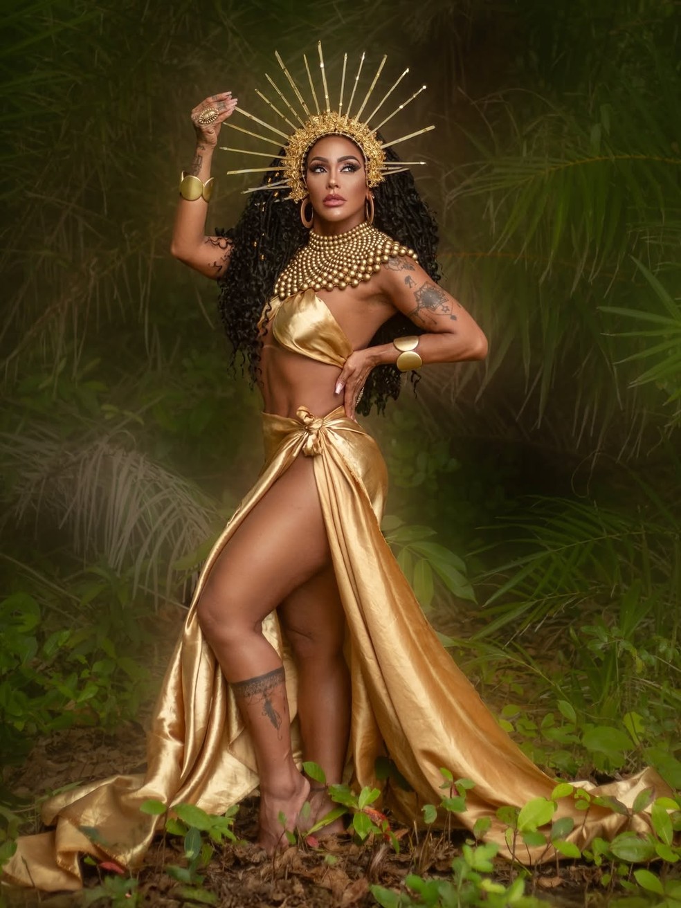 Rosiane Pinheiro suge deslumbrante em ensaio — Foto: Lutch Rocha/Reprodução/Instagram