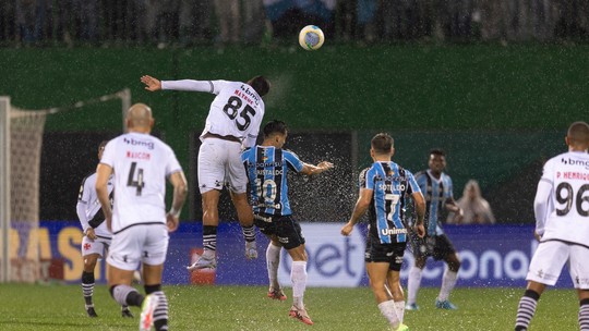 Debaixo de chuva, Vasco não joga bem e perde para o Grêmio pelo Brasileirão