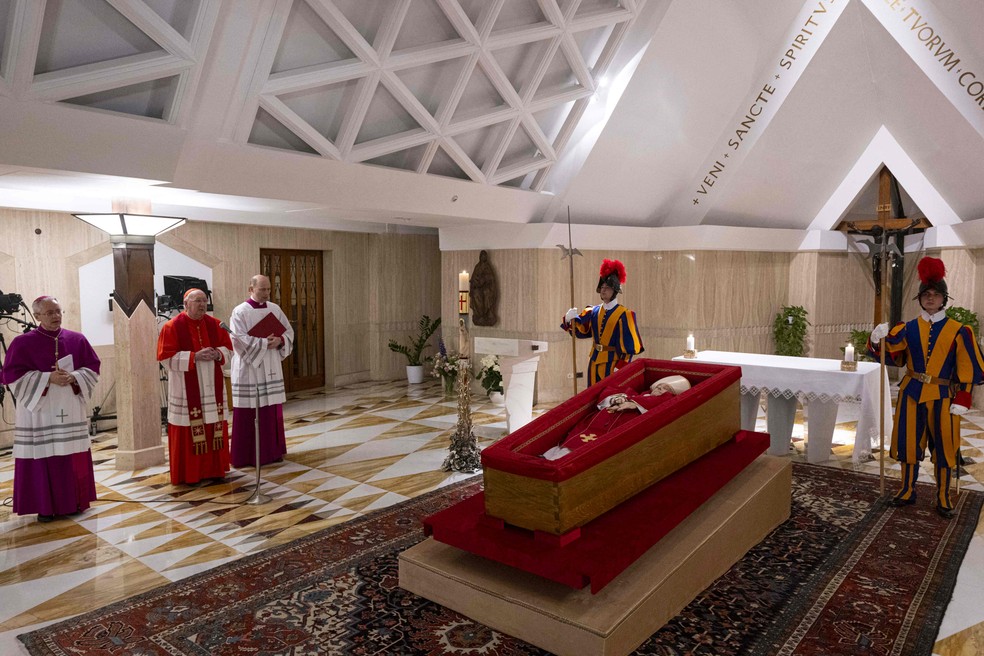 Vaticano divulga as primeiras imagens do corpo de Papa Francisco no caixão — Foto: AFP