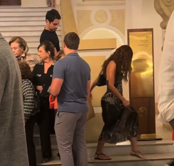 Anitta e Danilo Mesquita são flagrados deixando teatro juntos no Rio