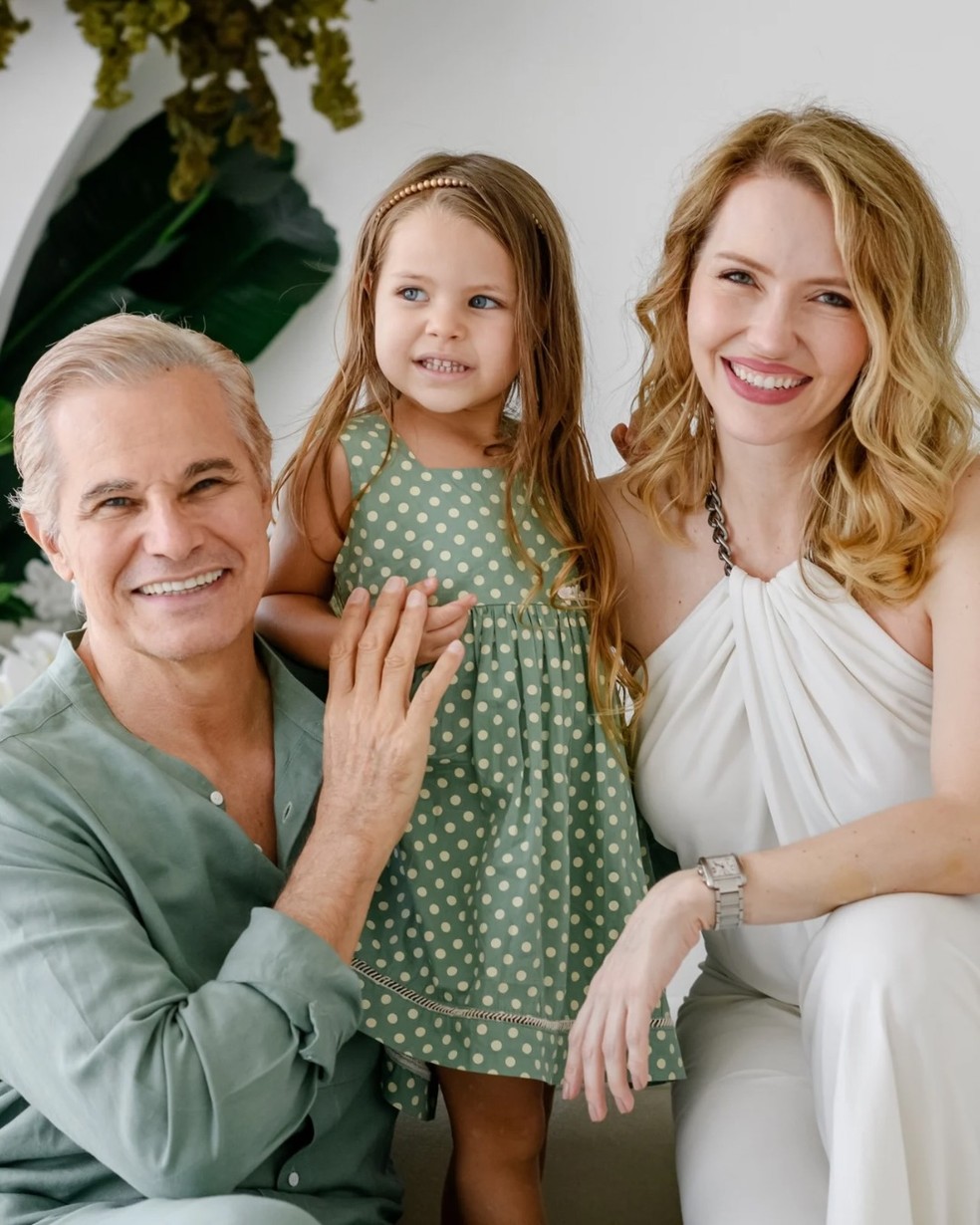 Edson Celulari com a mulher, Karin Roepke, e a filha caçula, Chiara — Foto: Dani Badaró/Reprodução/Instagram