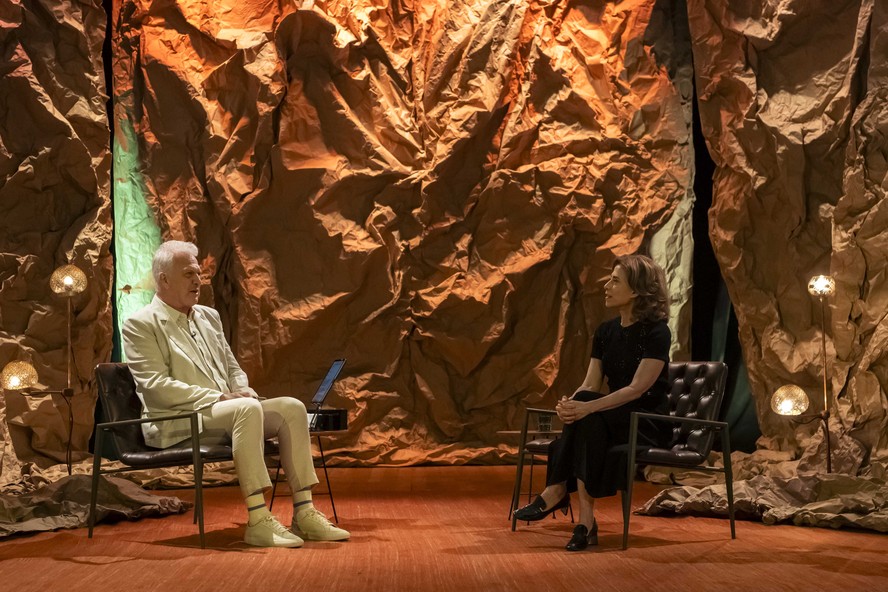 Pedro Bial entrevista Fernanda Torres no Teatro Fernanda Montenegro, na nova temporada do 'Conversa com Bial'
