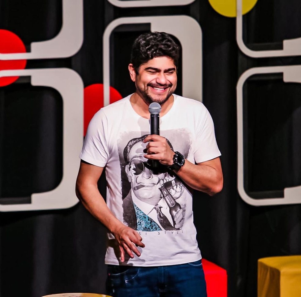 Quem é Luiz França, comediante acusado de agredir a ex-BBB Maria Melilo