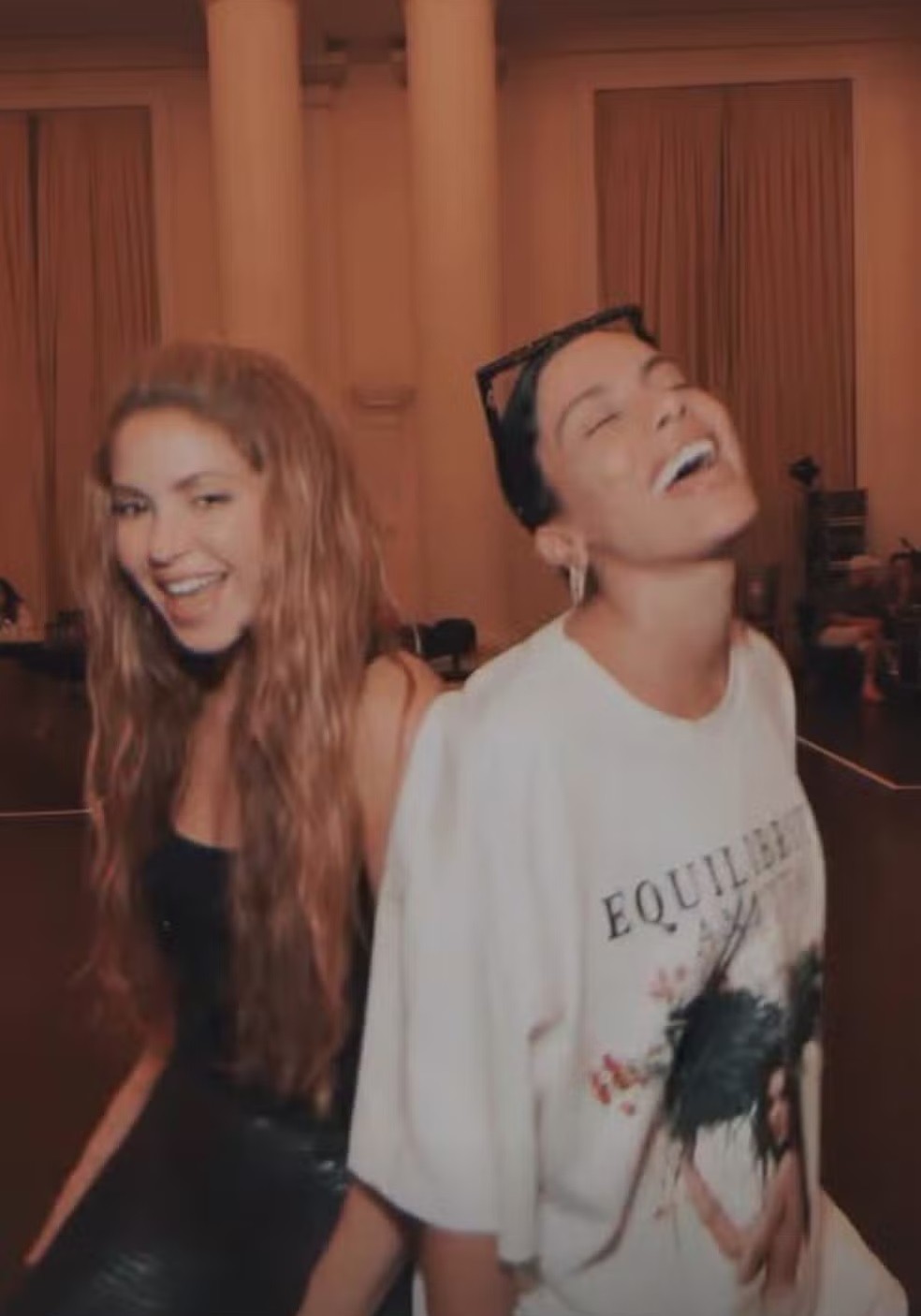 Shakira e Anitta ensaiam para show no Rio — Foto: Reprodução/Instagram