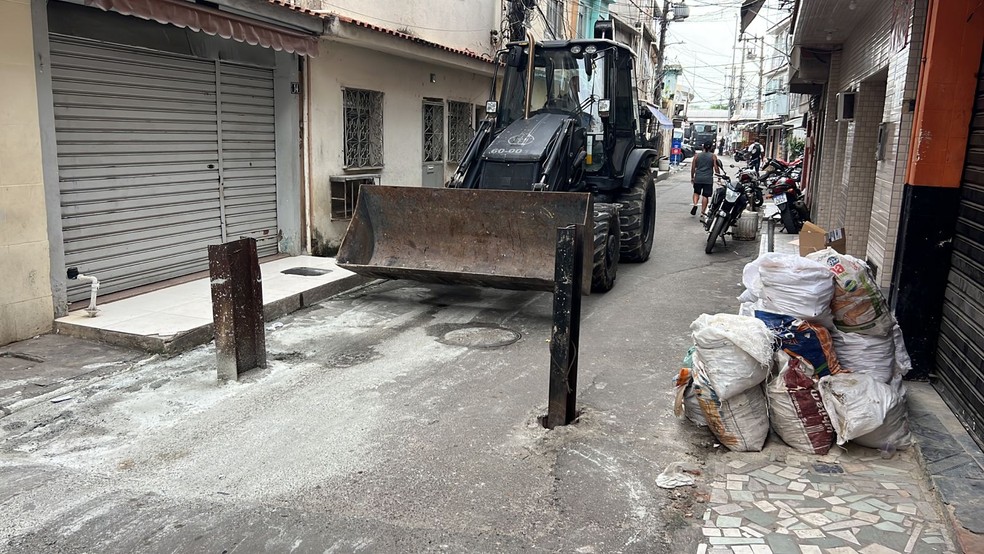 Um veículo da PM se prepara para retirar uma barricada — Foto: Governo do Estado/Divulgação