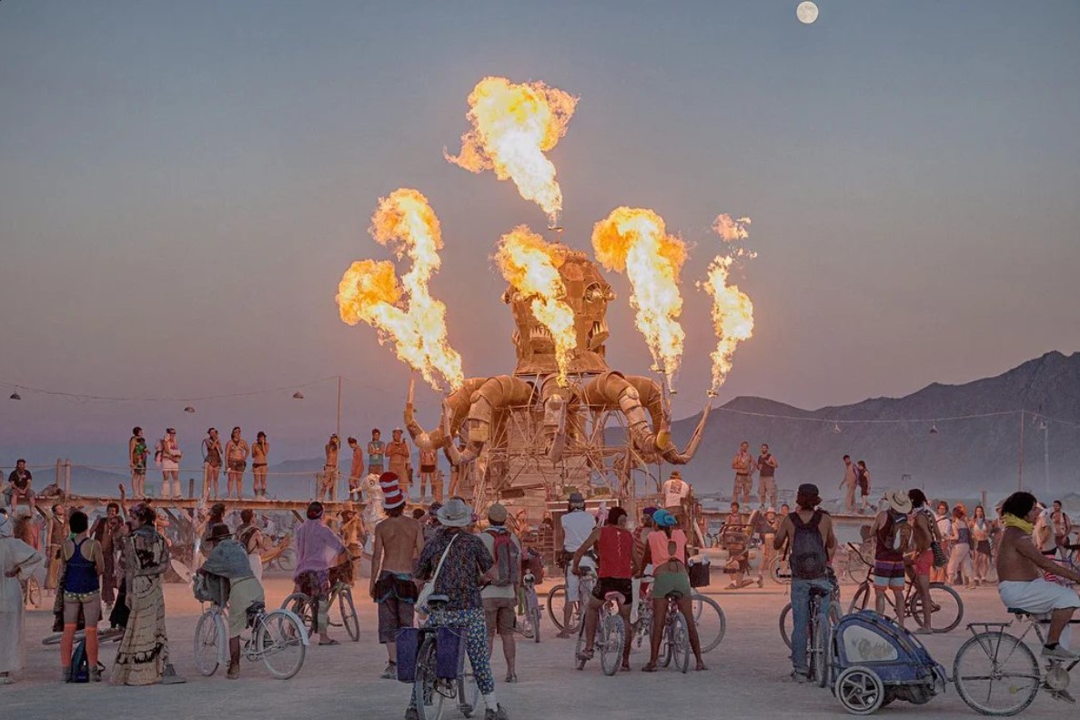 Causas das mortes de três homens durante festival Burning Man são reveladas