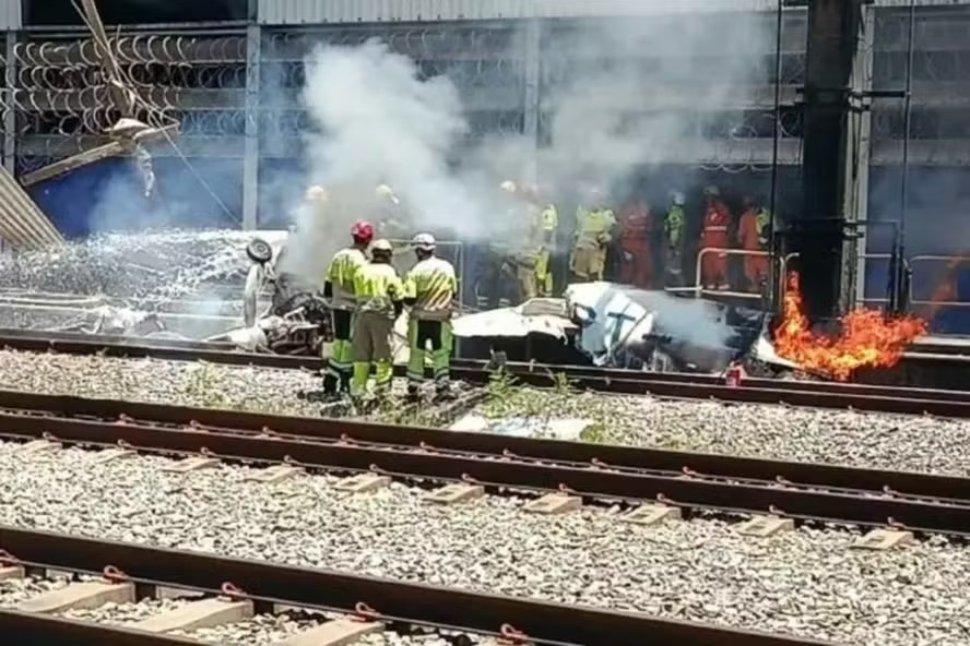 Avião cai sobre trilhos do metrô de BH e pega fogo; piloto morreu