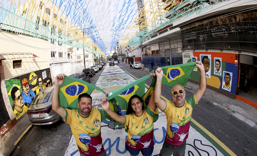 Celso Mendes, Amanda Aguiar e Rodrigo Habib na Rua Pereira Nunes enfeitada para a Copa do Mundo — Foto: Marcelo Theobald / Agência O Globo