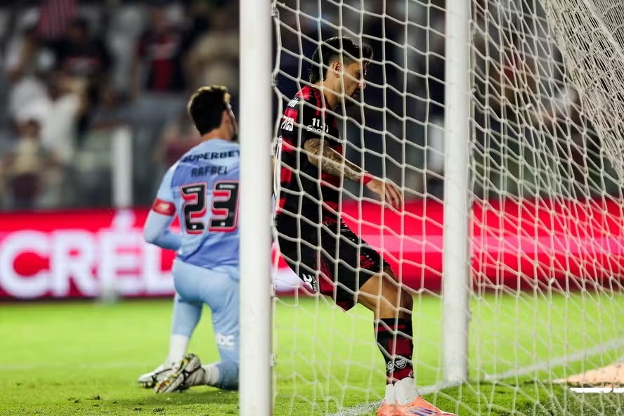 Arrascaeta marca para o Flamengo contra o São Paulo