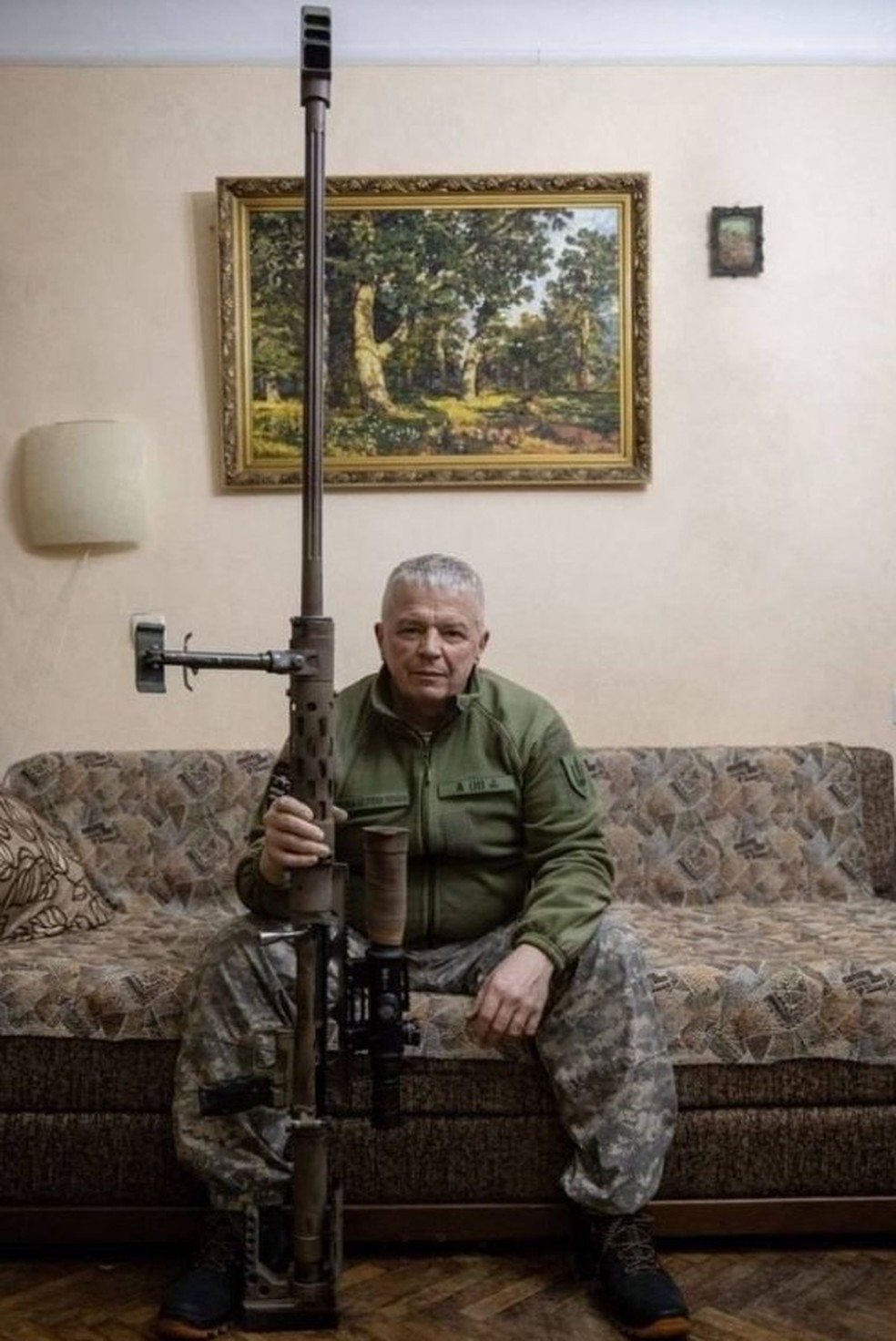 Vyacheslav Kovalskiy com um fuzil Alligator: ex-recordista — Foto: Reprodução/X