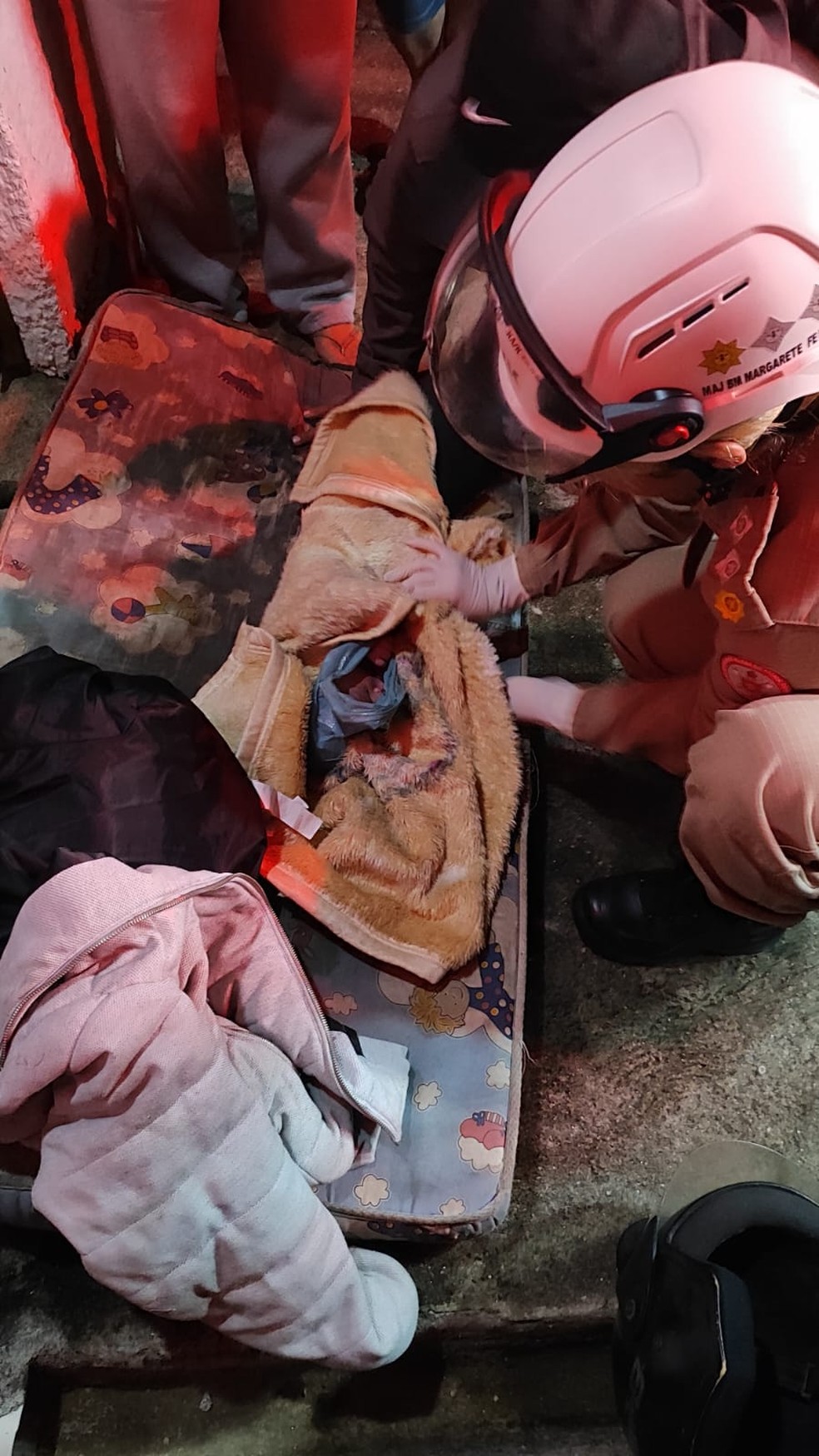 Bebê foi resgatado numa lixeira — Foto: Divulgação