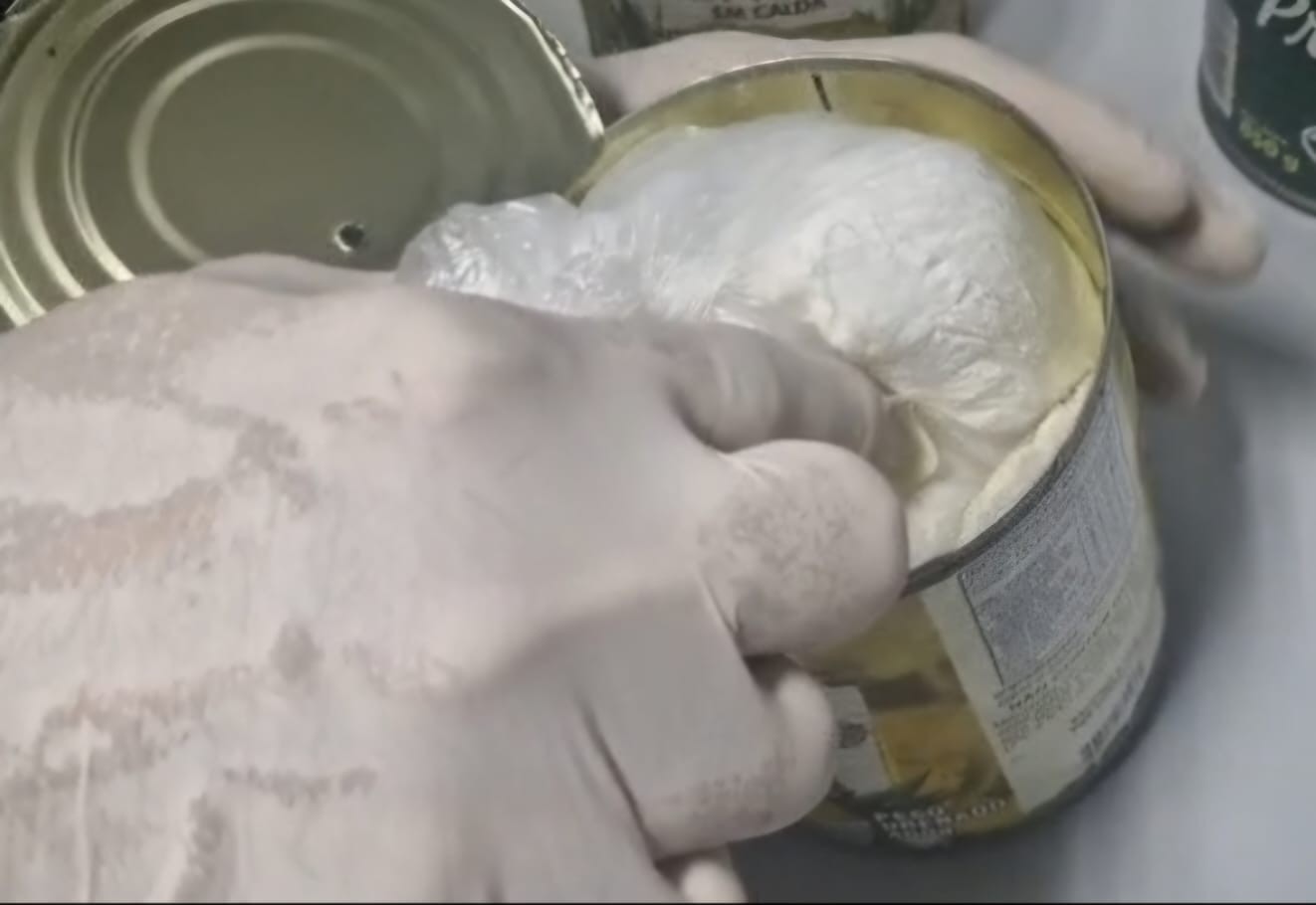 Mulher é presa no Aeroporto Internacional do Rio levando três quilos de cocaína em latas - Foto