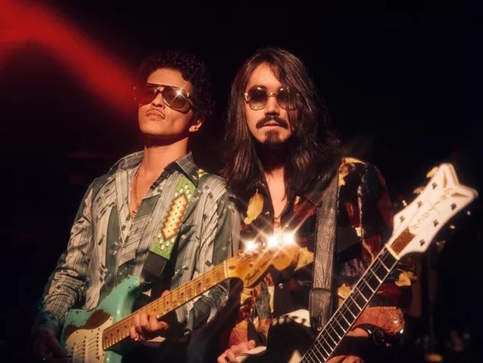 Bruno Mars e Mateus Asato no Grammy em 2022 &mdash; Foto: Reprodução/Twitter