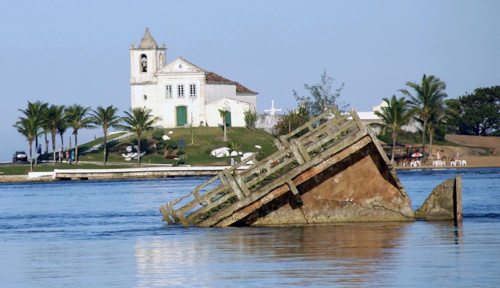 Ponte engolida pelo rio São João — Foto: José Eduardo Vieira