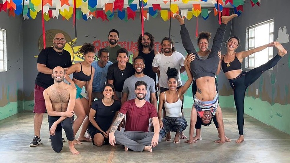 Isis Valverde, &agrave; direita, com o elenco da s&eacute;rie: prepara&ccedil;&atilde;o &mdash; Foto: reprodu&ccedil;&atilde;o/ instagram
