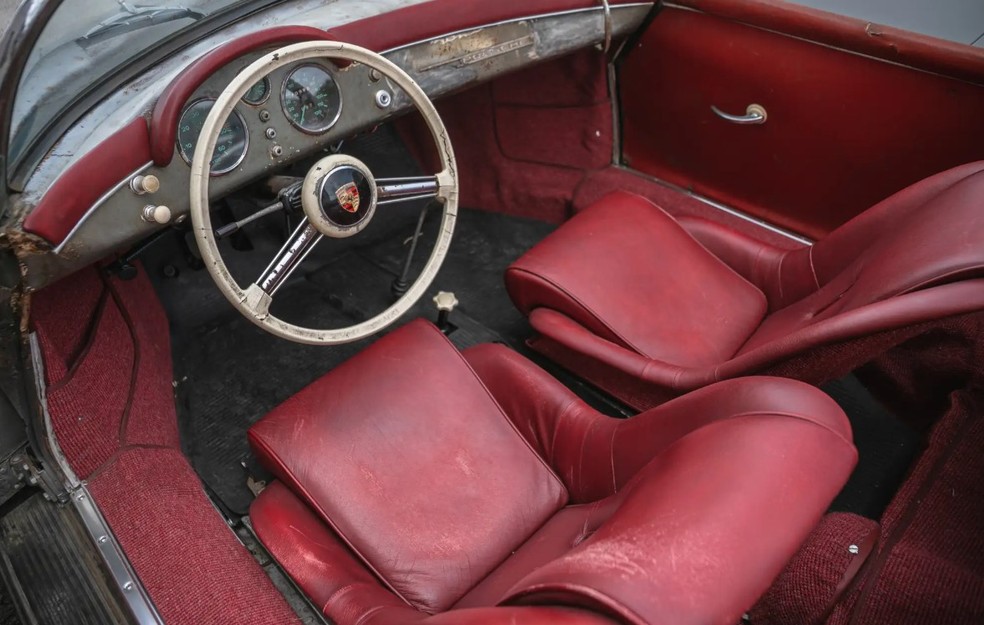 Achado abandonado em celeiro, ultrarraro Porsche em estado precário é vendido por R$ 3 milhões — Foto: Divulgação/Iconic Auctioneers