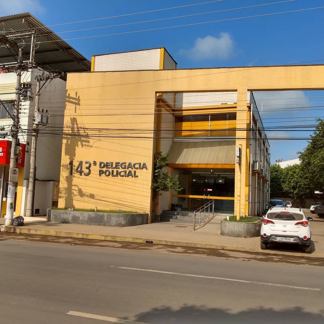 Tiros em frente a escola deixam dois alunos e uma professora baleados em Itaperuna